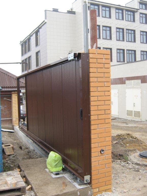 Производим установку откатных ворот в Новошахтинске, беремся за проекты любой сложности. Опыт работы наших сотрудников - более 12 лет. Цены Вас приятно удивят.