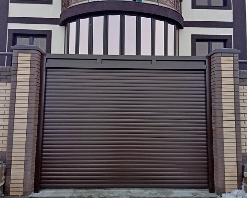 Роллетные ворота Алютех серии Prestige со сплошным алюминиевым профилем роликовой прокатки AG/77 с доставкой в Новошахтинске 